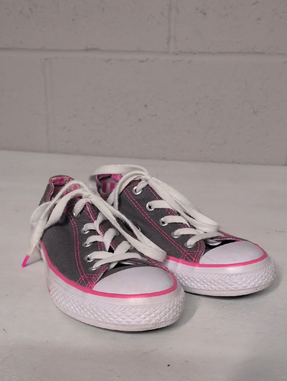 Converse Kids Low-Top Sneakers in Gray and Pink, Girl's Size 2